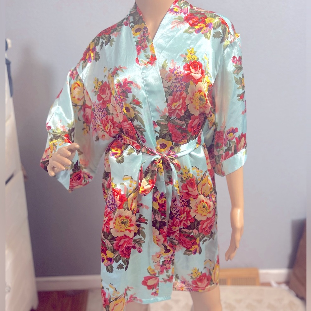 Floral Satin Kimono Robe size medium/large - Picture 2 of 5